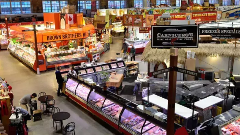 Vue aérienne des stands du marché